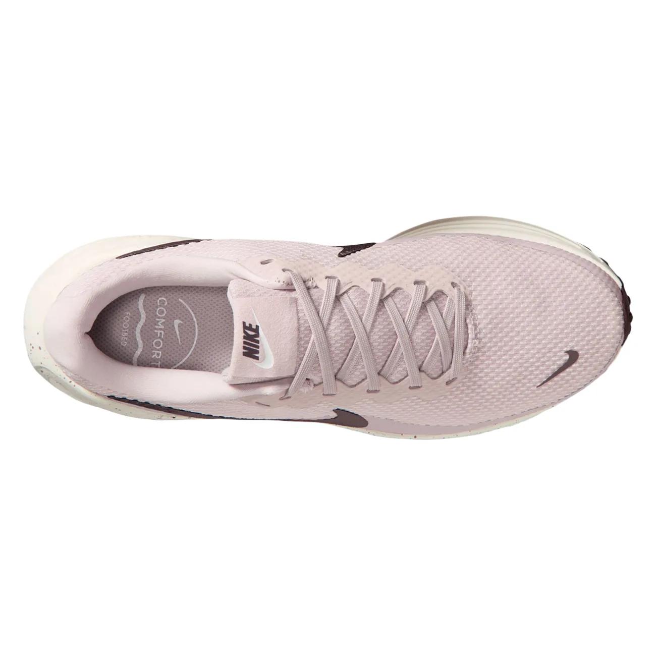 Women's Revolution 8 SE Sneaker Wide