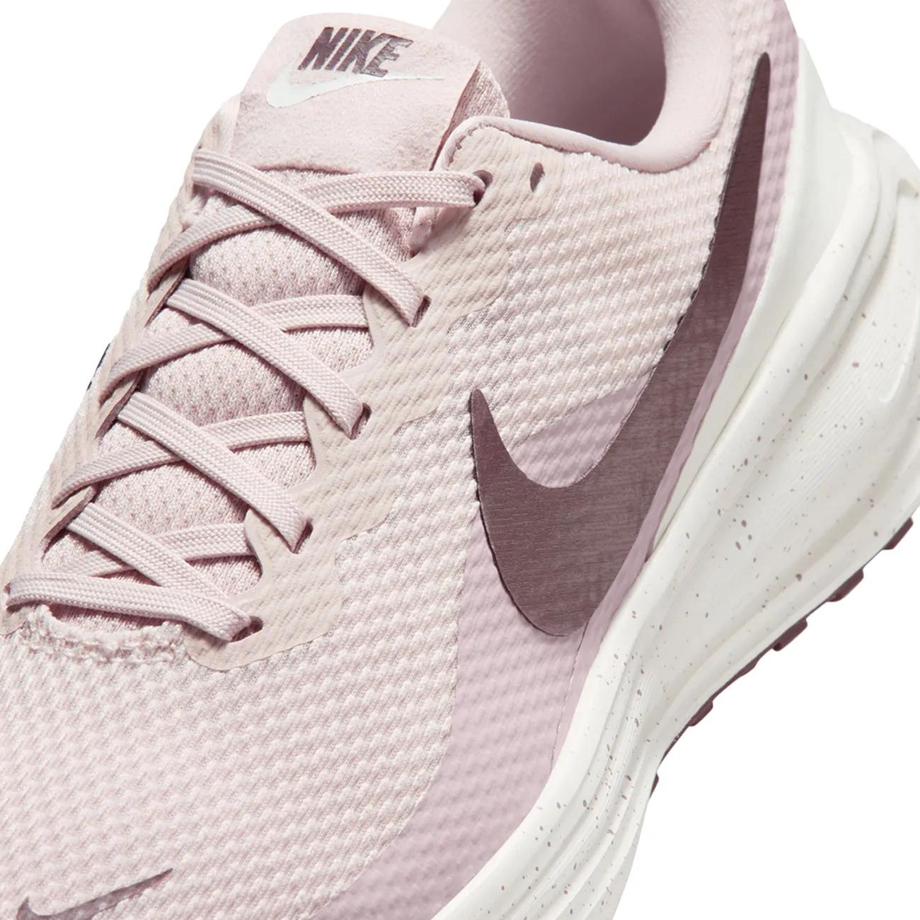 Women's Revolution 8 SE Sneaker Wide