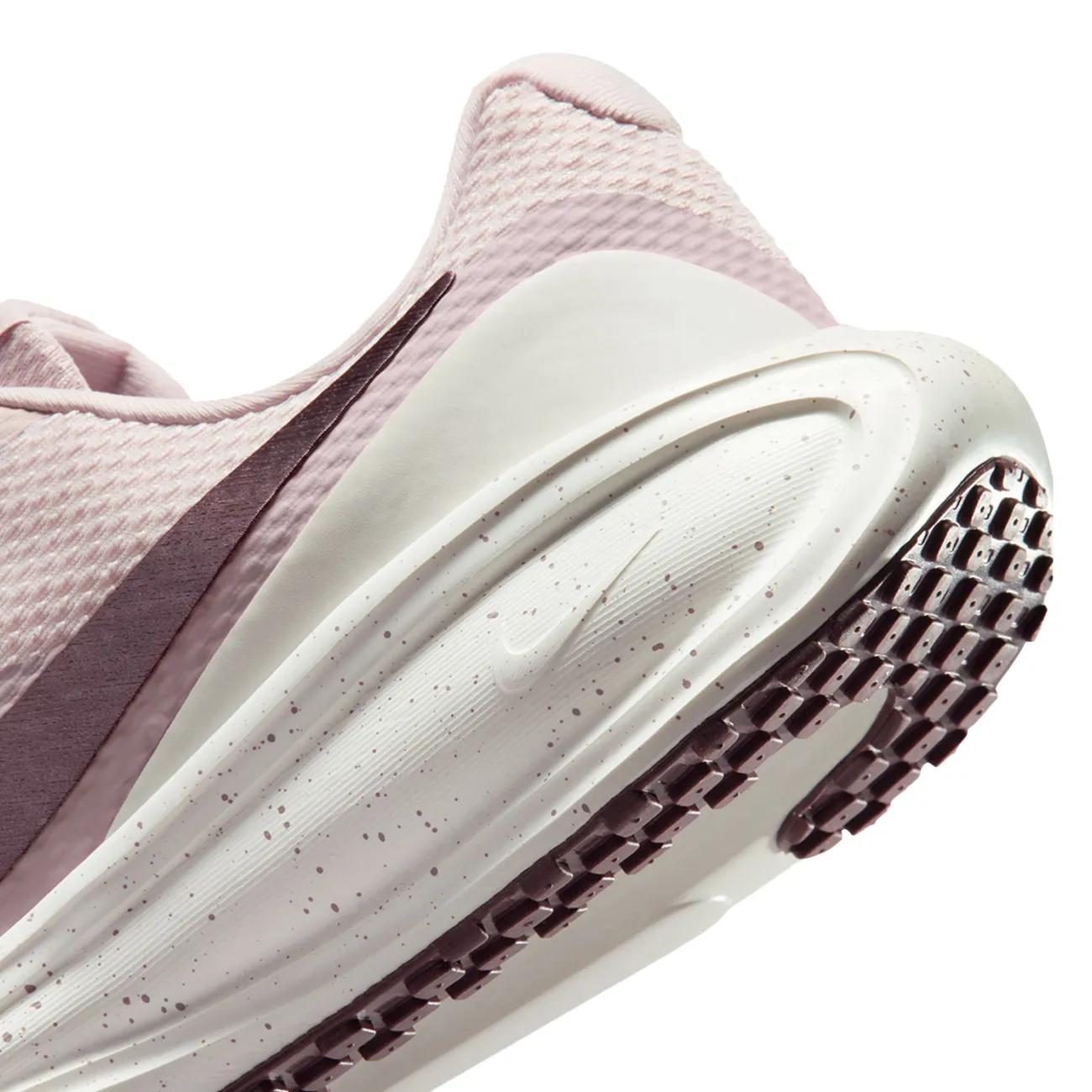 Women's Revolution 8 SE Sneaker Wide