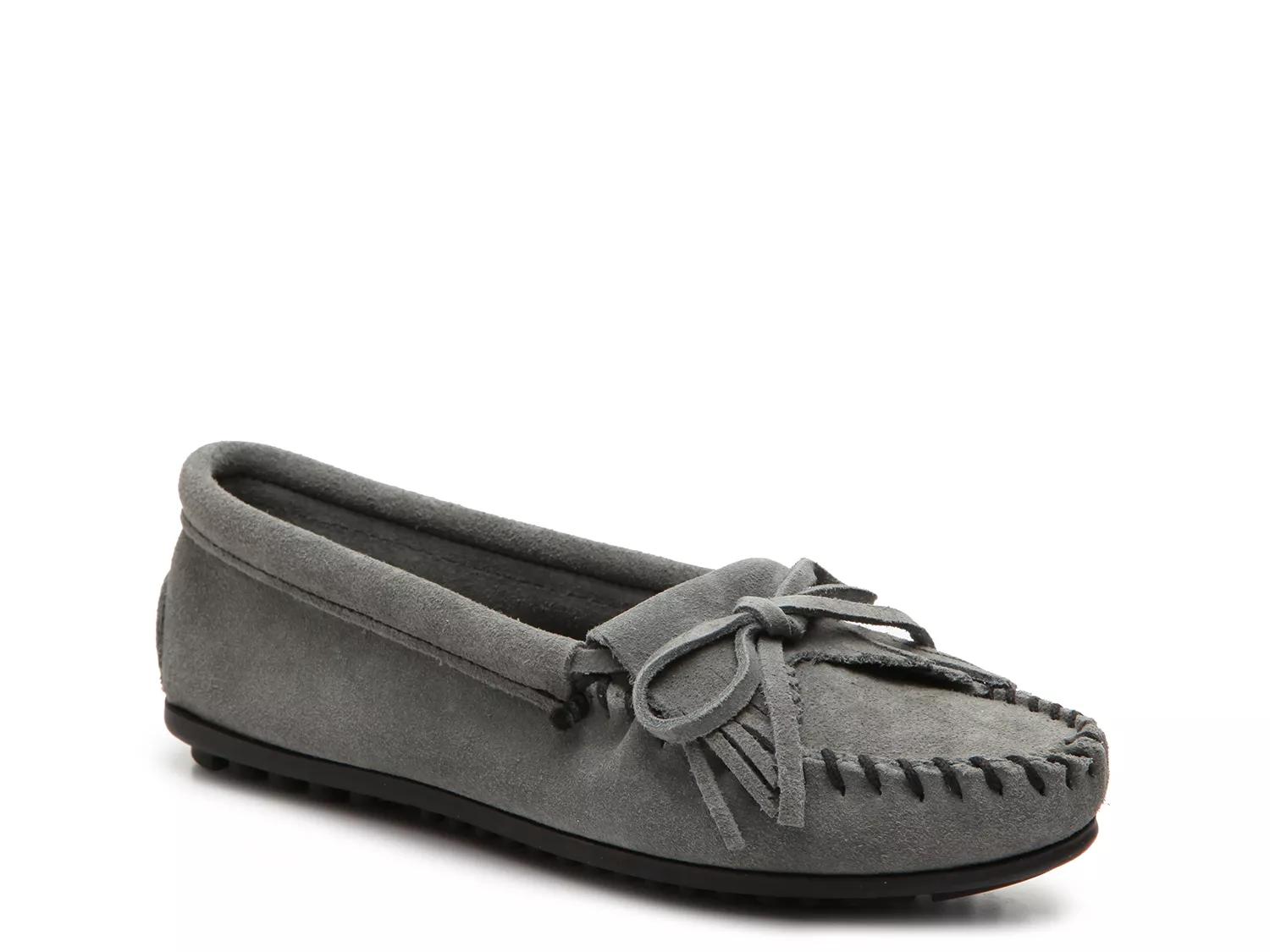 Minnetonka Wide Width Kilty Hardsole Moccasin | Women's | Stone | Size 6 | Flats | Moccasin