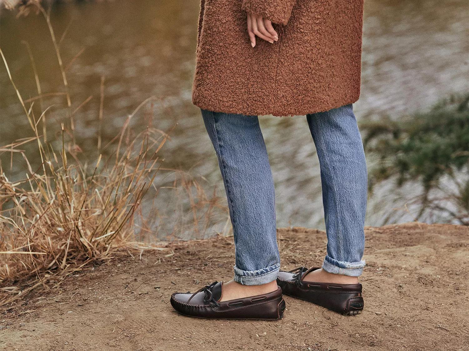 Minnetonka Driving Moccasin NEW! Women main image 2