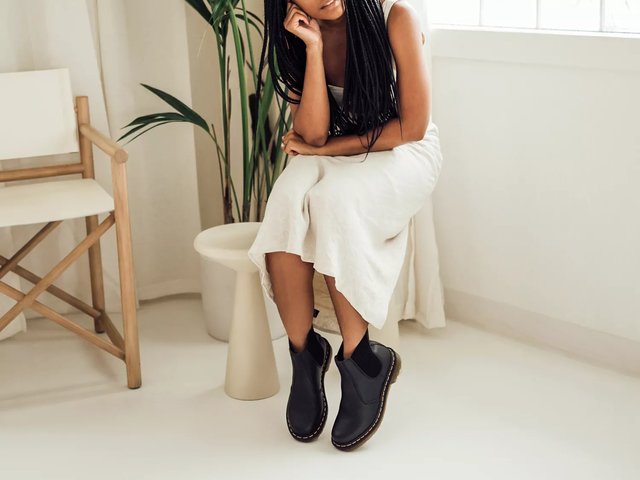 Dr. Martens 2976 Chelsea Boot - Women display picture 2
