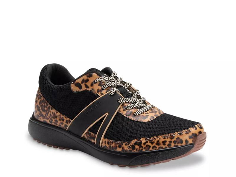 Qarma 2 Sneaker  - Women's