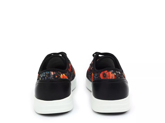 Sneaq Sneaker - Women's