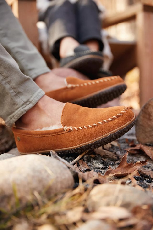 Minnetonka Tobie Moccasin Slipper - Men display picture 3