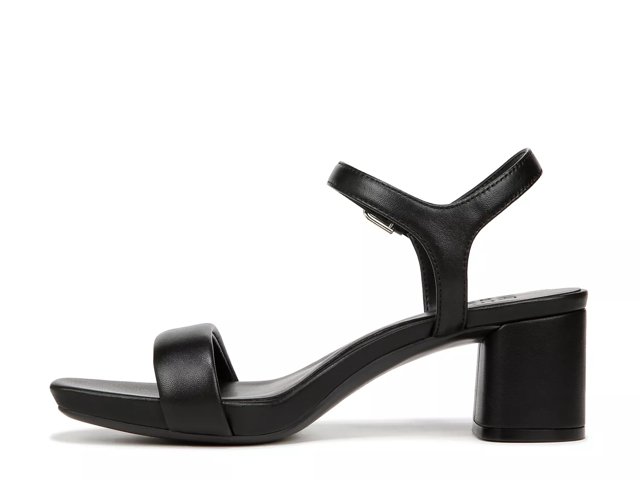 Izzy Sandal