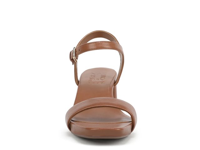 Izzy Sandal