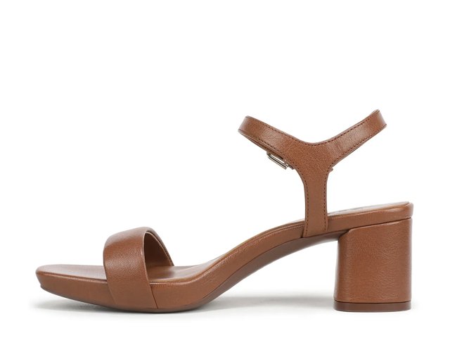 Izzy Sandal