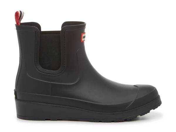 Featuriing a black HUNTER rain boot.