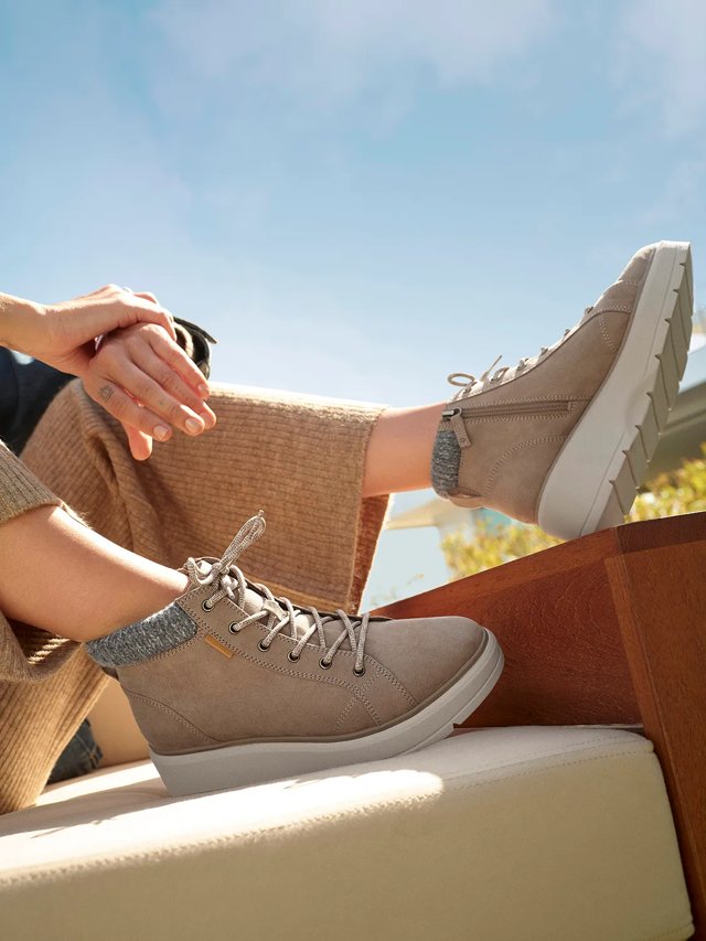 (取寄) ドクターショール レディース ナイス デイ マックス アルパイン レース-アップ ショート ブーツ Dr. Scholl's women Nice Day Max Alpine Lace-Up Short Boots Greystone Dr. Scholl's Nice Day Max Alpine Wedge Bootie - Women's - Free