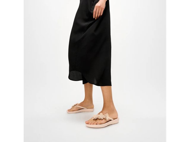 FitFlop iQushion Flower Flip Flop - Free Shipping | DSW
