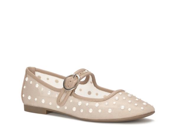 Click to shop women's flats at DSW Designer Shoe Warehouse.