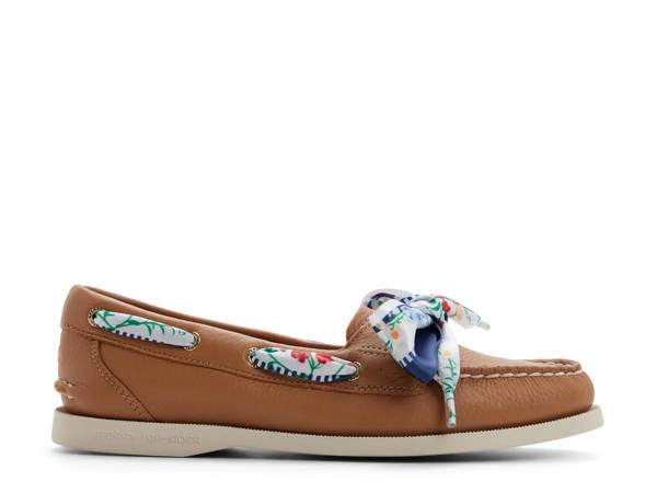 Click to shop women's boat shoes at DSW Designer Shoe Warehouse.