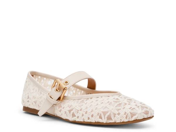 Click to shop women's flats at DSW Designer Shoe Warehouse.