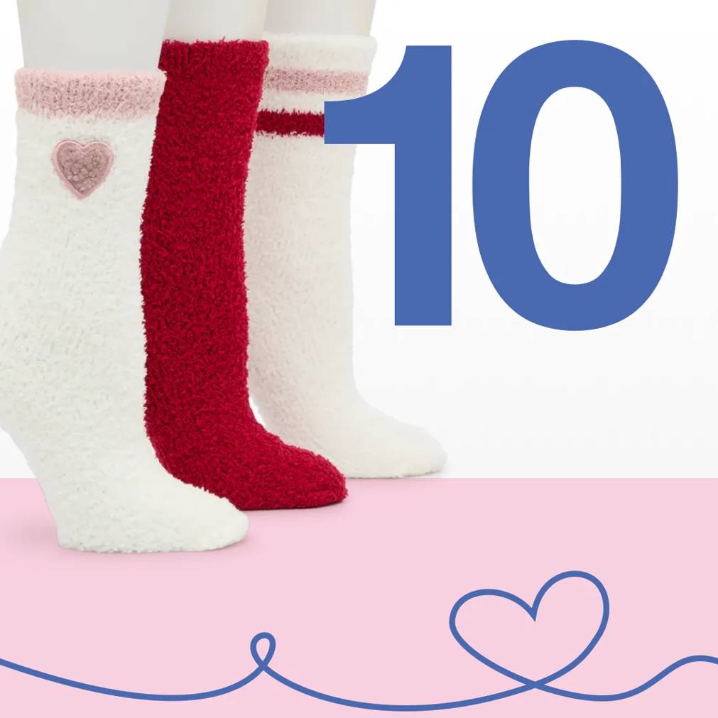 Featuring a kids' pink Nike V5 RNR sneaker.