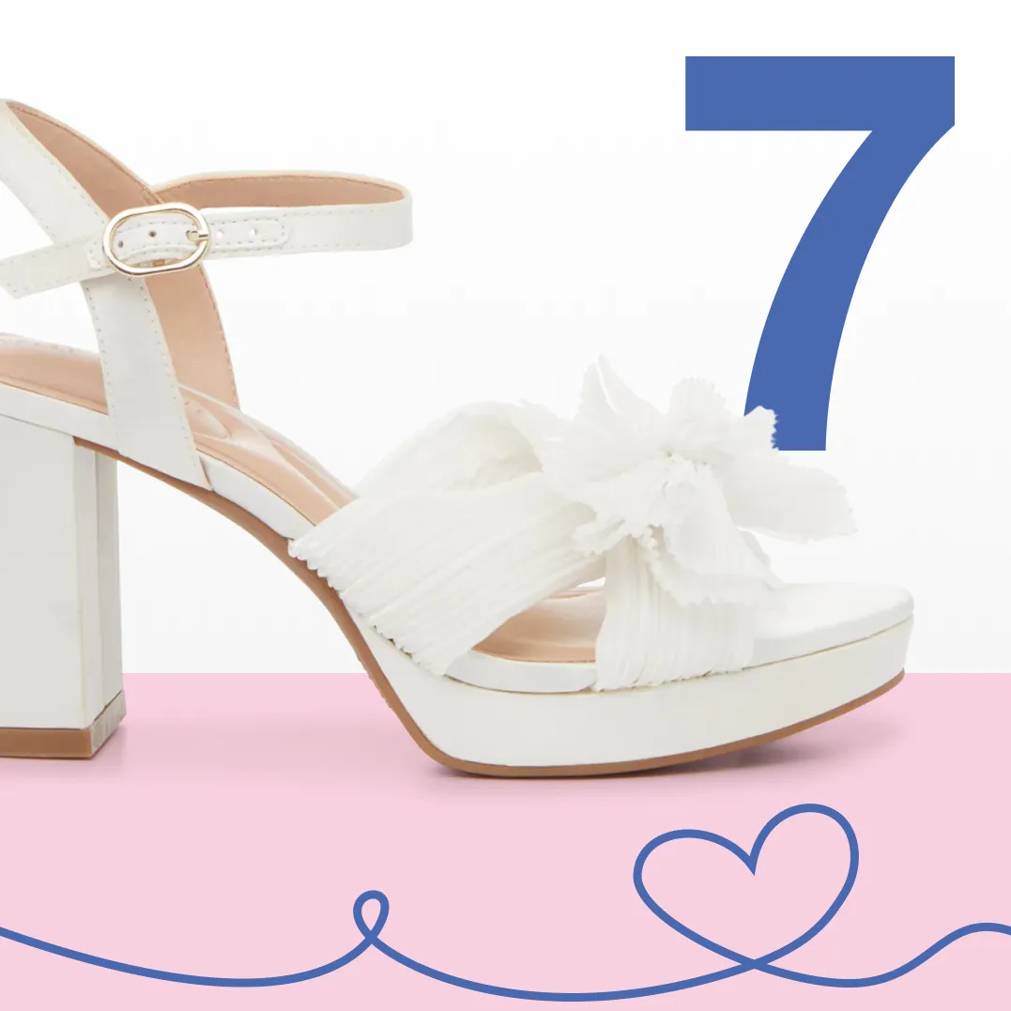 Featuring a women's white and grey New Balance 370 sneaker.